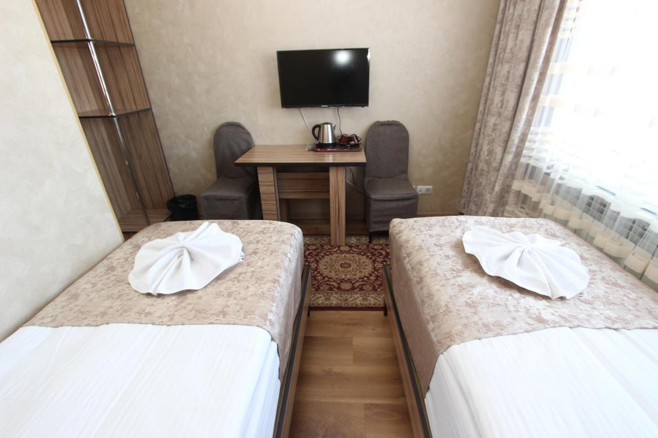 Madanur Hotel Karakol Ngoại thất bức ảnh